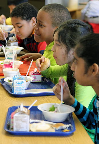 kids_eating_lunch